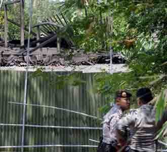 Rumah Teroris Tertutup Seng
