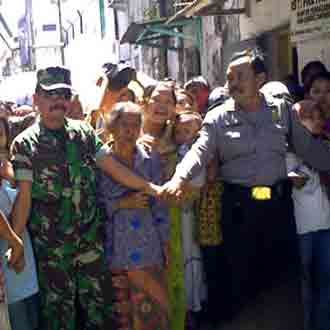 Ribuan Orang Berebut Zakat