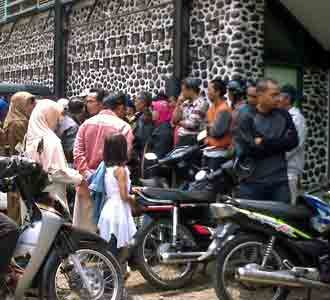 Pensiunan PNS Geruduk GOR Saparua