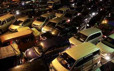 Mobil Pemudik Penuhi Merak