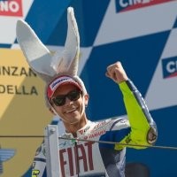 Rossi Ingin Main Aman