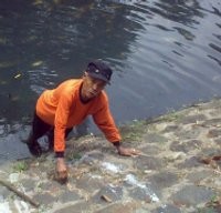 Kisah Penyapu Sungai yang Berpuluh-puluh Tahun Tak Mudik 