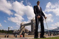 Pria Tertinggi Sedunia Mencari Kekasih