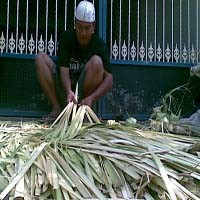 Pembungkus Ketupat Jepang Laris Jelang Lebaran