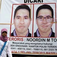 Puluhan Spanduk & Poster Noordin M Top Diturunkan Polisi