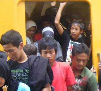Pemudik dari Stasiun Bandung Menurun