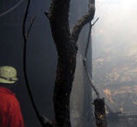 Diduga Gara-gara Petasan, Sebuah Ruko di Tambora Terbakar 