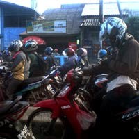 Diserbu Warga, Lalin Sekitar Taman Mini Macet