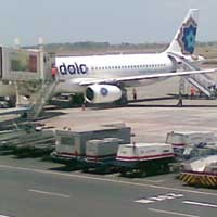 Penumpang Pesawat di Bandara Juanda Melonjak 