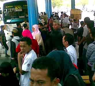 Bus Terlambat, Pemudik Terlantar