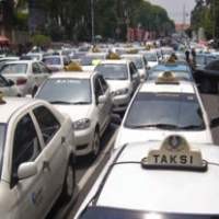 Pesan  Taksi di Bandung Antre