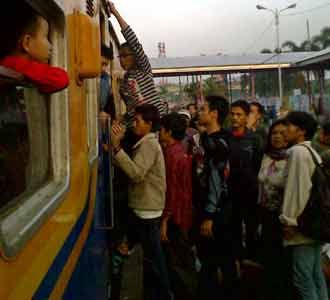 Pemudik Stasiun Kiaracondong Membludak