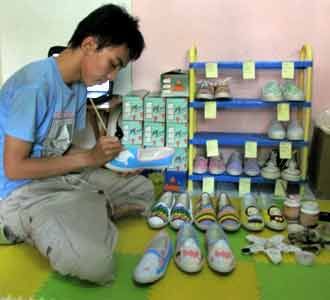 Mendulang Rezeki dari Melukis Sneakers