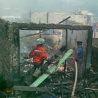  Kisah Lebaran di Tengah Puing-puing Rumah 