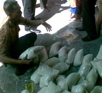 Megawati Bagi-bagi Beras