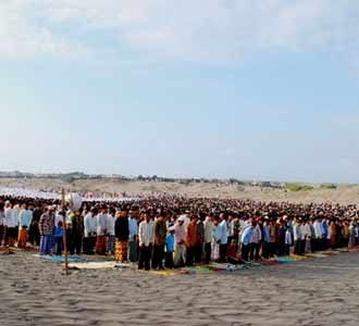 Salat Id di Pantai Parang Kusumo