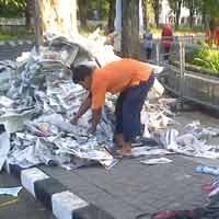 Idul Fitri, Pengumpul Koran Bekas Raup Untung Berlipat