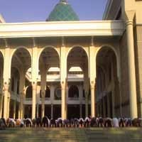 Wagub Jatim dan Ribuan Warga Salat Id di Masjid Al Akbar