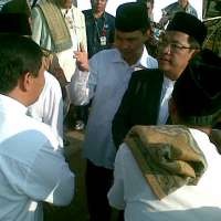 Usai Salat Id, Heryawan Dikerumuni Warga