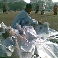 Ada Berkah dari Tumpukan Koran Bekas