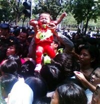 Ketika Balita Terpaksa Antre Sembako 