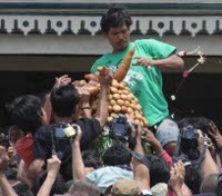 Warga Merayah Gunungan Syawal Kraton Yogyakarta