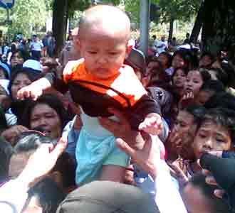 Balita Terpaksa Antre Sembako