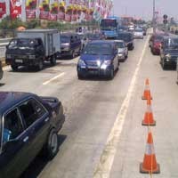 Suramadu Diserbu Mobil Pribadi 