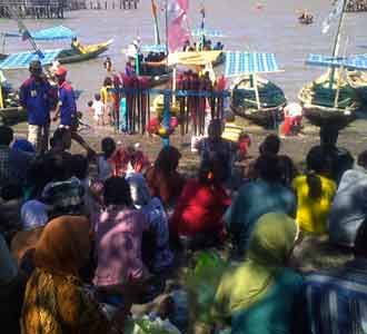 Pantai Kenjeran Diserbu Pengunjung