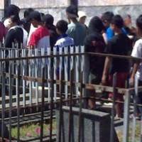 Bocah Cari Uang Jajan Hingga Sandiwara di Makam