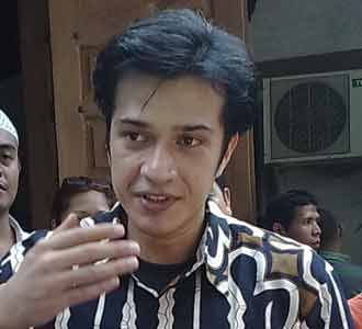 Primus Yustisio Berbatik di Hari Kemenangan