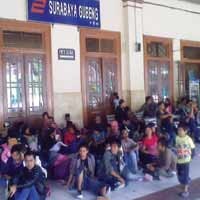 Lebaran Kedua Puncak Arus Mudik di Gubeng 