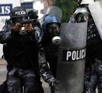 Polisi dan Pendukung Manule Zelaya Bentrok