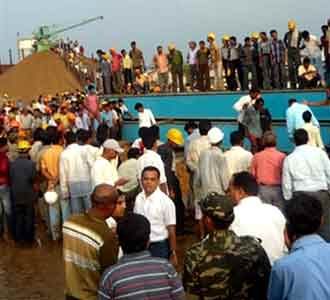 Pipa Pembangkit Listrik di India Roboh