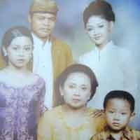 Tenda Merah Hiasi Rumah Mashuri