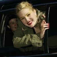 Drew Barrymore Ikut Balap Mobil