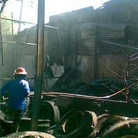 Api Lalap Ban-ban Bekas di Bengkel Dump Truck Tandes