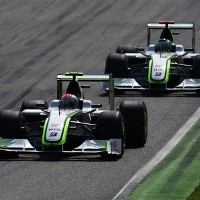 Brawn Terdepan, Renault Ulang Kecelakaan