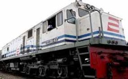 Bus VS Mobil di Perlintasan Brebes, Sejumlah KA Tertahan