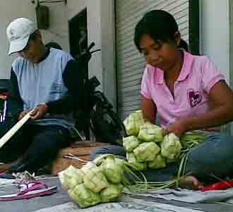 Warga Sambut Lebaran Ketupat