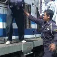 Petugas KA Tertibkan Penumpang di Atap Gerbong