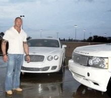 Pegulat WWE Jualan Mobil