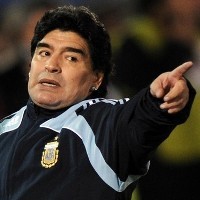 Survei: Pecat Maradona!