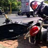 Kecelakaan Beruntun di Blok M, 2 Motor Masuk Kolong Kopaja