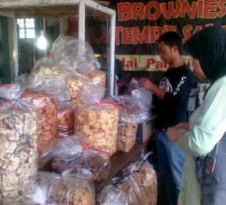 Omset Penjual Oleh-oleh Bandung Naik