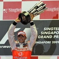 Hamilton Terbang di Marina Bay