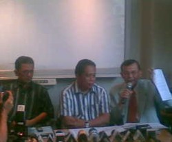 Yang Menuduh, Yang Menyangkal