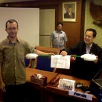 BK DPR Dihadiahi Korek Kuping Raksasa 