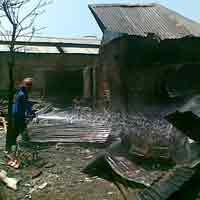 PMK Lakukan Pembasahan Ulang Kebakaran Tandes