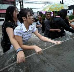 Arroyo Sumbangkan 2 Bulan Gajinya pada Korban Banjir Bandang